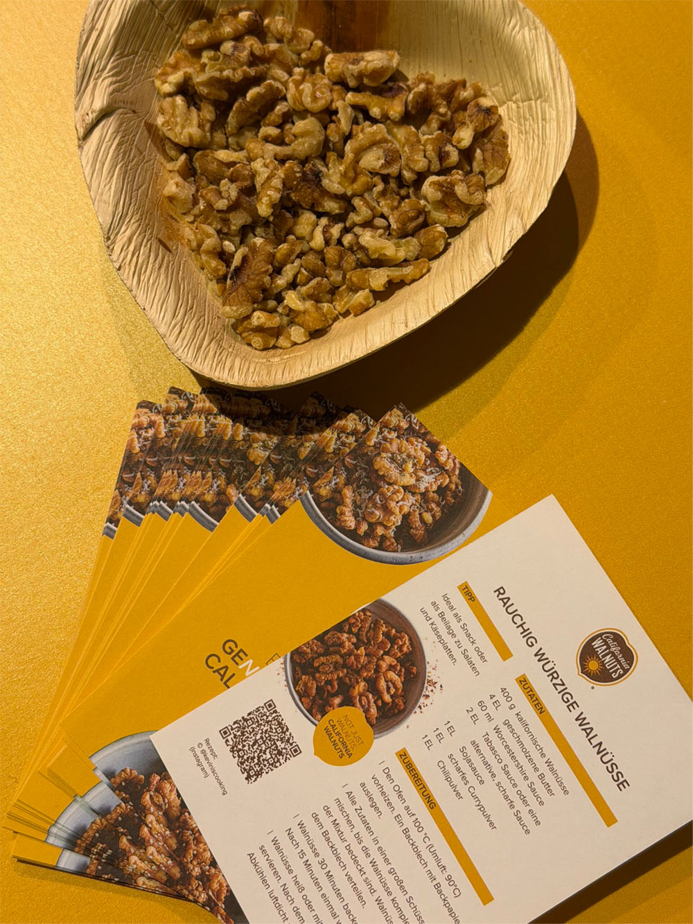 Herzförmige Schale gefüllt mit kalifornischen Walnüssen und Rezeptkarten für Rauchig würzige Walnüsse