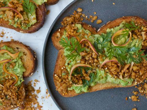 Avocado-Toast mit geröstetem Walnuss-Dukkah