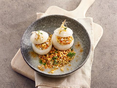 Gefüllte Zwiebel mit kalifornischem Walnuss-Couscous und Ras el-Hanout