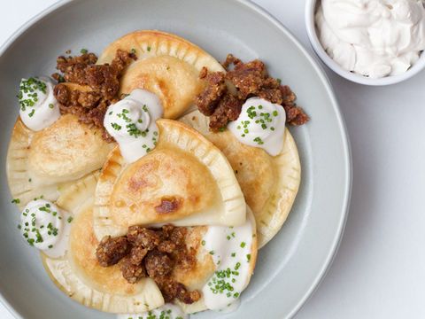 Herzhafte Piroggen mit Walnussbrösel und Walnuss-Sauercreme