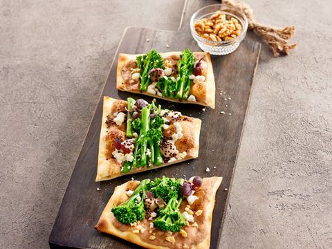 Flammkuchen mit Walnuss-Hummus, Rapssaat und Brokkoli