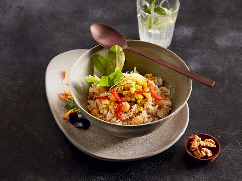 Poke Bowl mit Walnüssen und Mango-Salsa